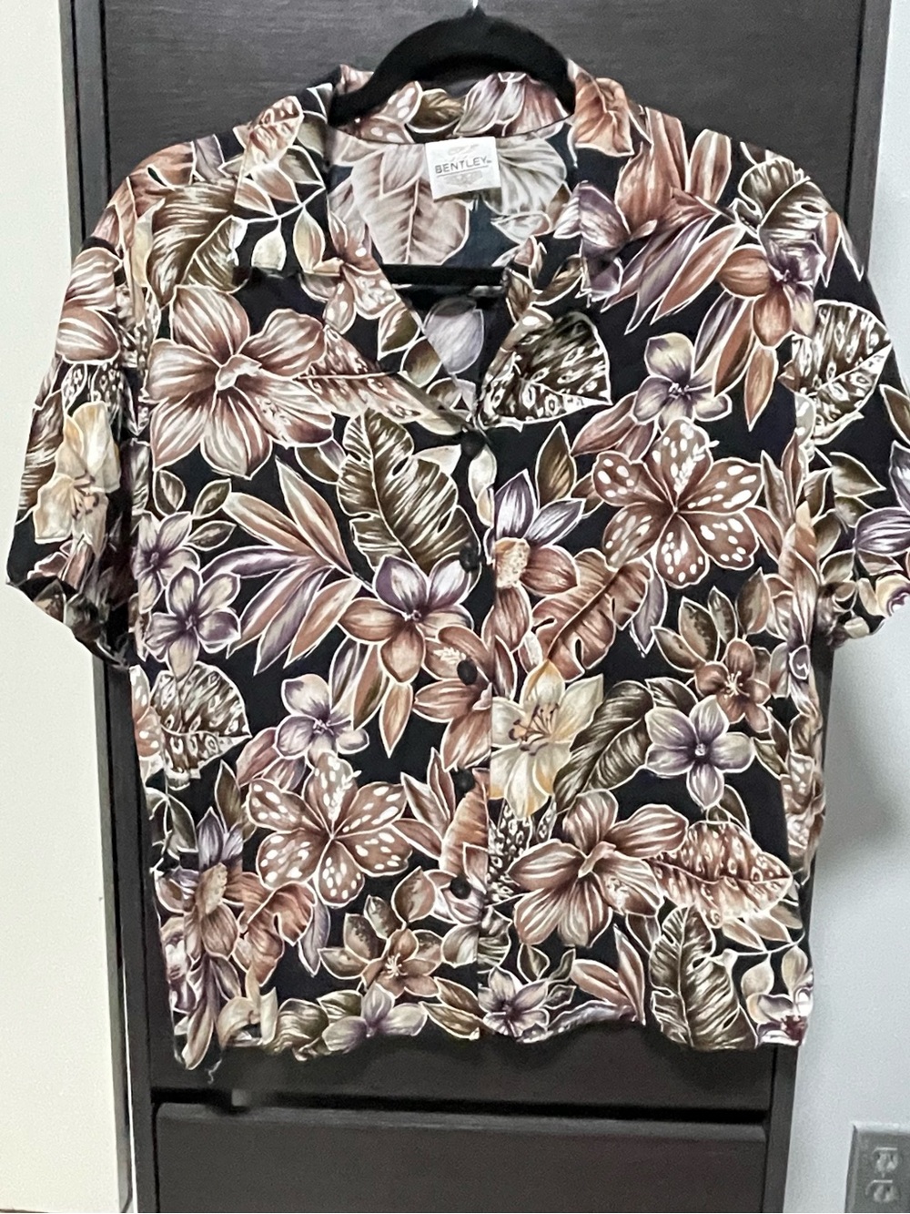 TR Bentley vintage women’s Black Floral Short-Sleeve Button Front Top